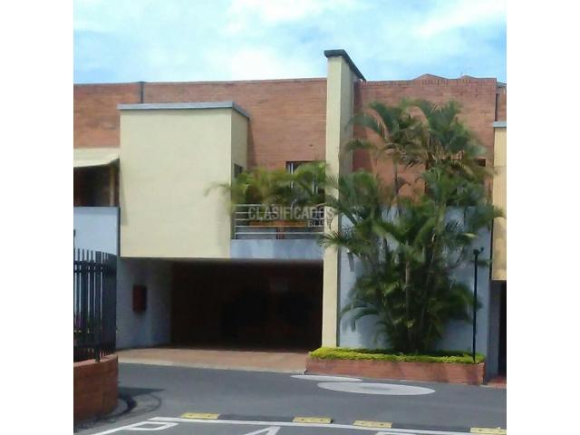 Casas, Venta en Ciudad Jardín