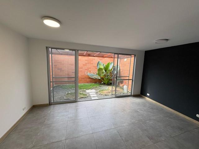 Casas, Alquiler en Ciudad Country