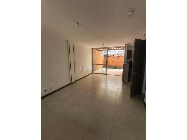 Casas, Alquiler en Ciudad Country