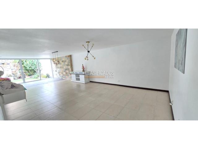 Casas, Venta en La Flora