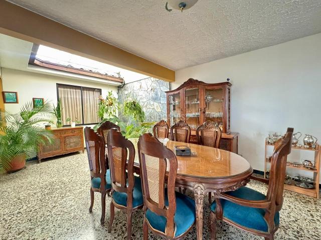 Casas, Venta en La Flora