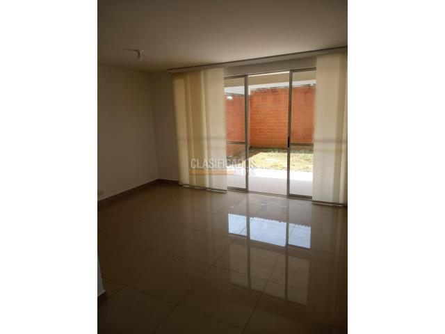 Casas, Alquiler en Ciudad Country