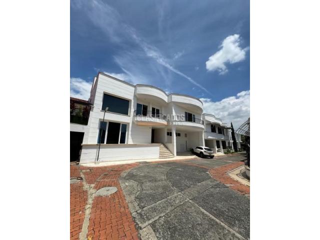Casas, Venta en Ciudad Jardín
