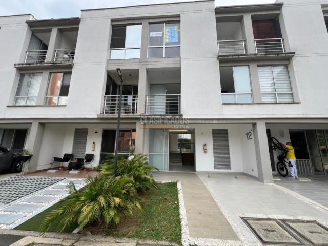 Casas, Alquiler en Ciudad Melendez
