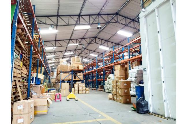 Locales y Bodegas, Alquiler en La Esmeralda