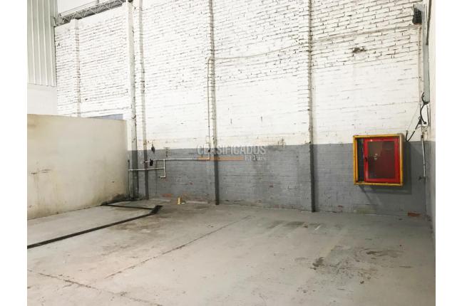 Locales y Bodegas, Alquiler, Industrial - $8.100.000