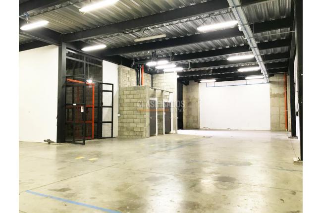 Locales y Bodegas, Alquiler, El Piloto - $5.600.000