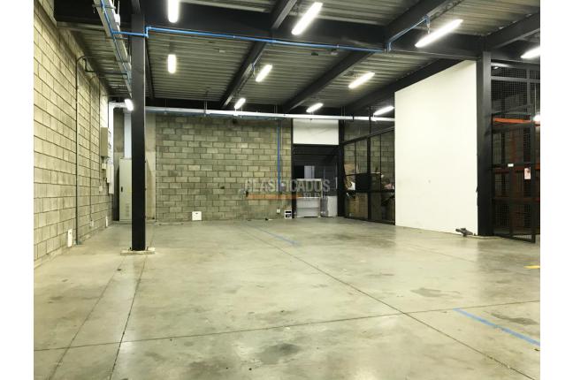 Locales y Bodegas, Alquiler, El Piloto - $5.600.000