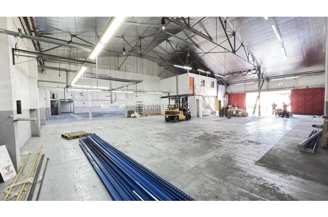 Locales y Bodegas, Alquiler, Industrial - $8.500.000