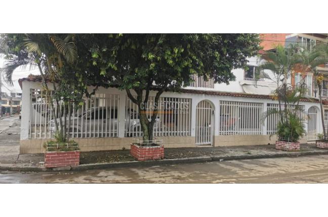 Casas, Venta, Primero de Mayo - $660.000.000