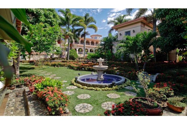 Casas, Venta en Altos de Ciudad Jardín