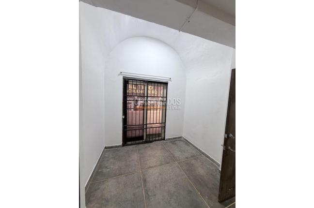 Locales y Bodegas, Alquiler, Granada - $10.000.000