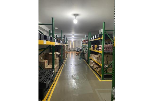 Locales y Bodegas, Venta, Colseguros - $1.500.000.000