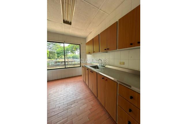 Oficinas y Consultorios, Alquiler, Cuarto de Legua - $15.000.000