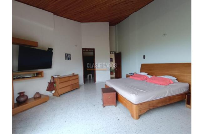 Casas, Venta, Primero de Mayo - $3.000.000.000