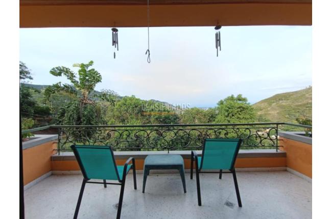 Casas, Venta, Primero de Mayo - $3.000.000.000