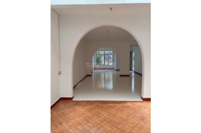Casas, Alquiler, Eucarístico - $4.000.000