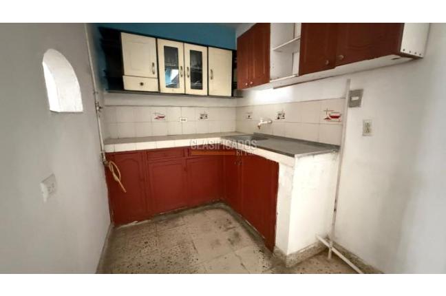 Casas, Alquiler, Comuneros - $900.000