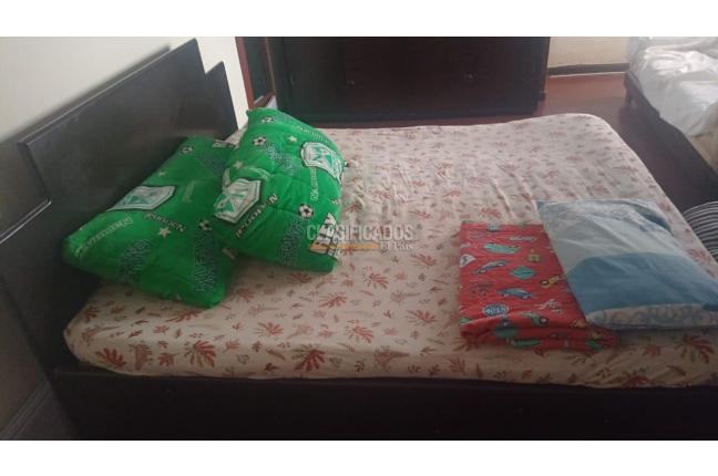 VENDO CAMA Y NOCHERO - Muebles