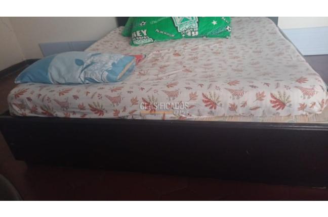 VENDO CAMA Y NOCHERO - Muebles