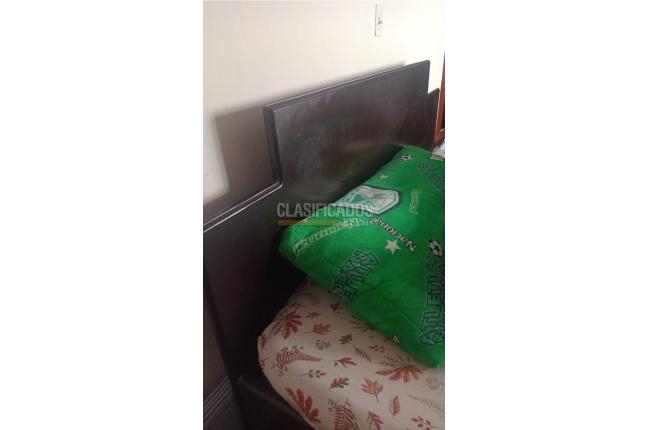 VENDO CAMA Y NOCHERO - Muebles