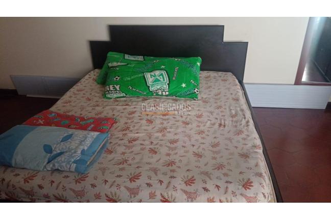 VENDO CAMA Y NOCHERO - Muebles