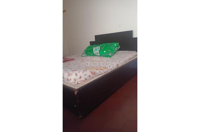 VENDO CAMA Y NOCHERO - Muebles