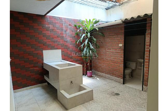 Casas, Alquiler, Primero de Mayo - $3.000.000