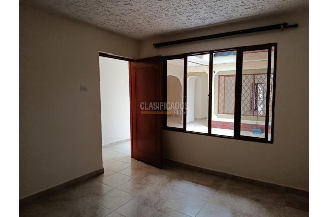 Casas, Alquiler, Primero de Mayo - $3.000.000
